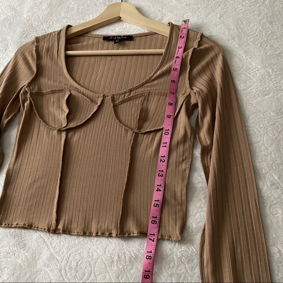 NWT Light Mocha Ribbed Long Sleeve Cropped Top - Picture 4 of 9